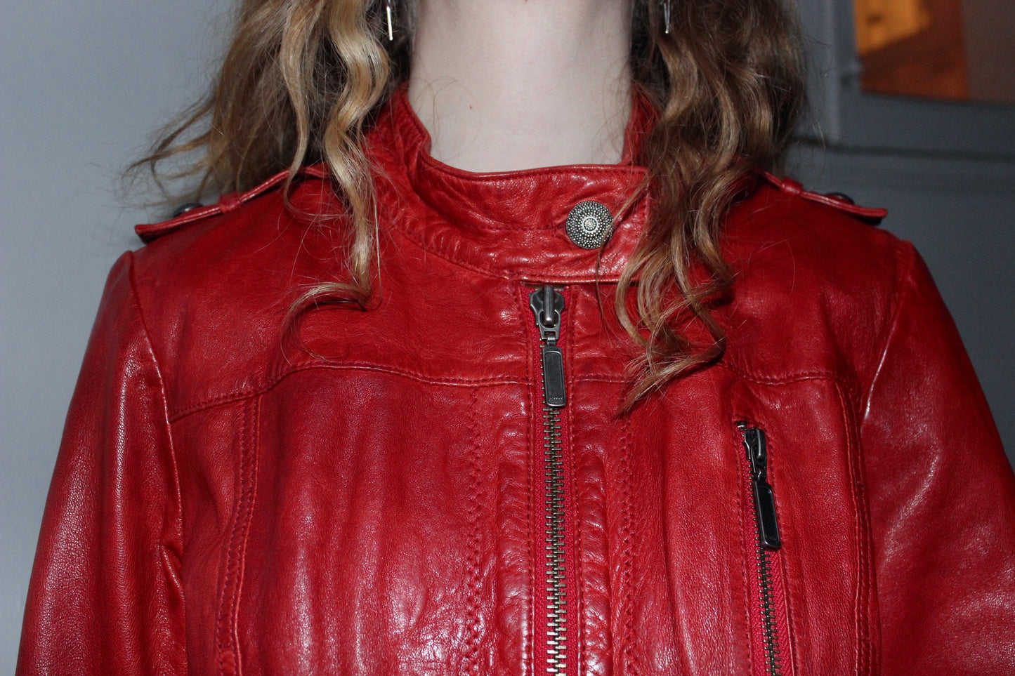 Veste en cuir rouge